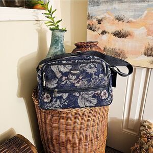 Vtg Jaguar Blue Floral Tapestry Canvas Duffle Weekender Travel Carry On Bag.